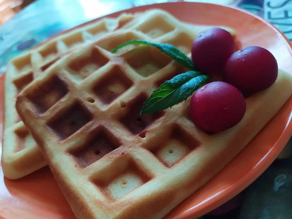 голубые вафли. голубые вафли. венские вафли с голубикой. бельгийские вафли подача. голубые вафли.