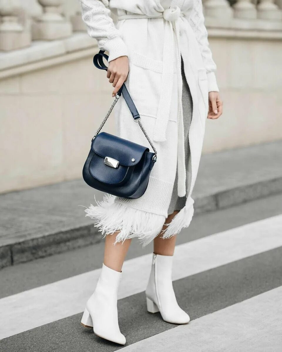 Образы с белой обувью. Образы с белыми ботинками. Светлый образ. Светлый образ. Стильные образы с белыми ботинками.