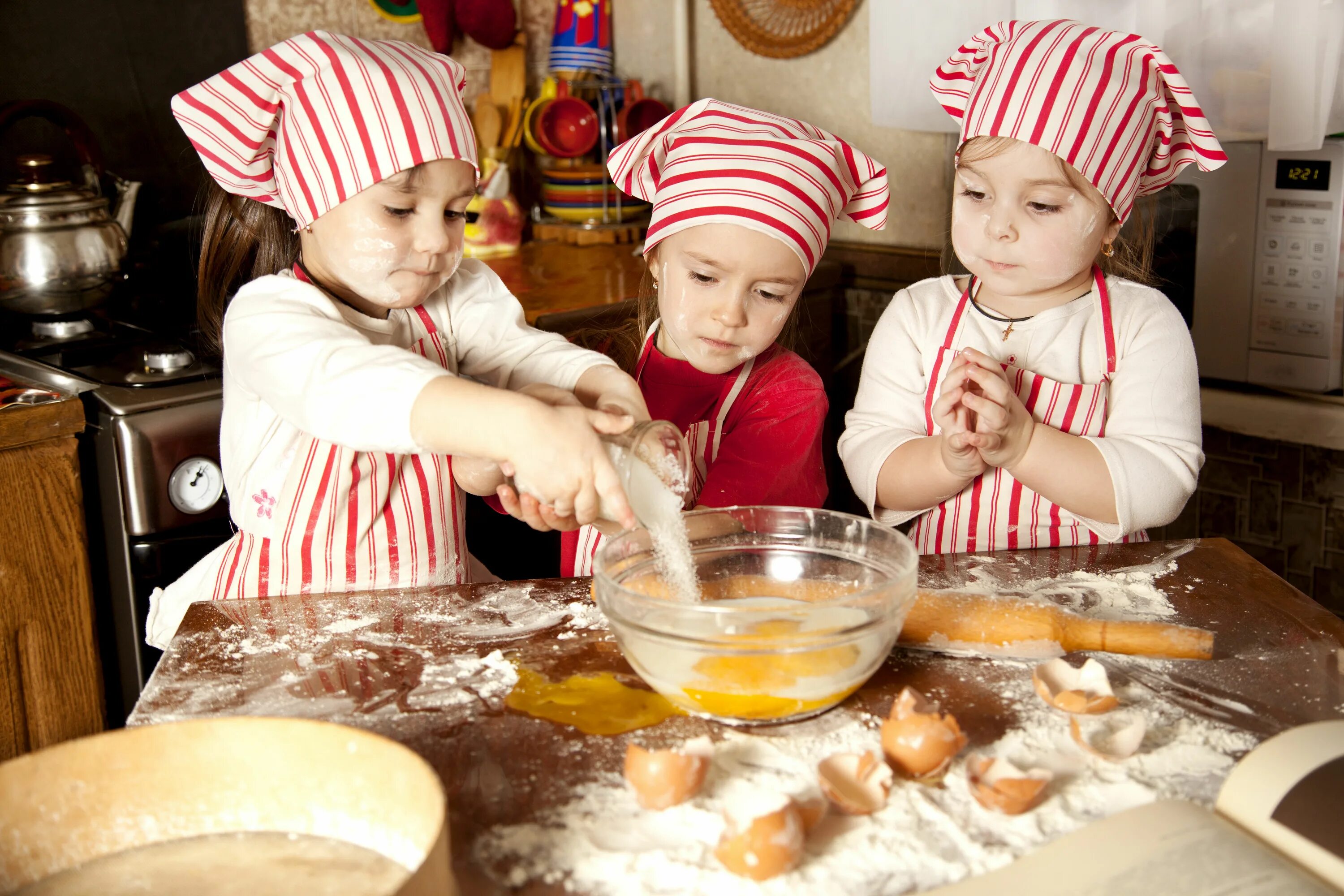 Cook kid. Кулинарный мастер класс для детей. Мастер класс для детей готовка. Кулинарные мастер классы для детей. Кухня для детей.