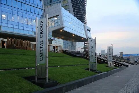Банк расположен в деловом районе столицы