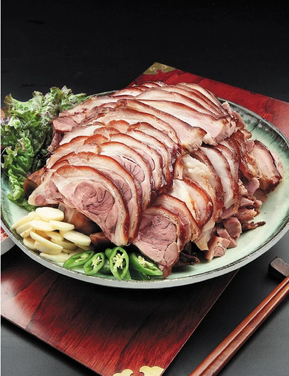Мясо свинины по корейски. Чокпаль свиная рулька. Чокпаль корейское блюдо. Свинина. Блюда из свинины.