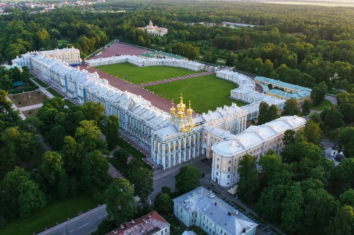 Жить в царском селе. Екатерининский дворец в Царском селе. Пушкин Царское село Санкт-Петербург. Царскосельское село Екатерининский дворец. Пушкино Санкт-Петербург Екатерининский дворец.