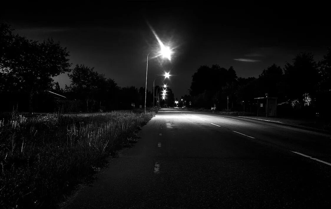 Темные дороги 2017. Мрачная трасса. Мрачная ночная трасса. Фон темной дороги ночью. Страшная городская дорога.