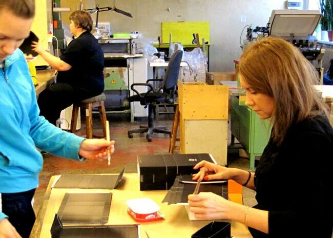 сборщик бумажных изделий. переплетчица в типографию. работа подработка типография ручные работы. сборщик бумажных изделий. типография рабочие.