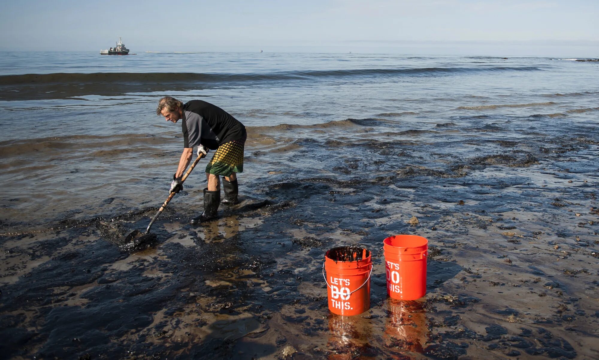 Разлив нефти в Санта Барбаре. Загрязнение океана разливы нефти. Загрязнение моря нефтью. Загрязнение воды нефтепродуктами. Очистка воды экология