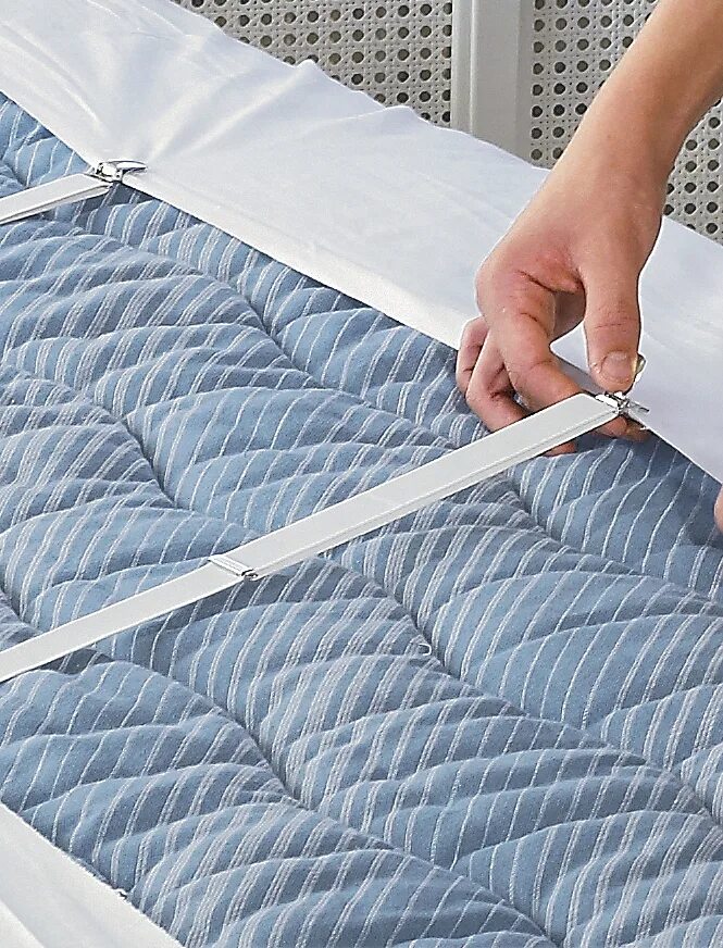 Как закрепить простынь. Держатель матраса. Покрывало на резинке на кровать. Держатель для простыни. Как закрепить простынь.