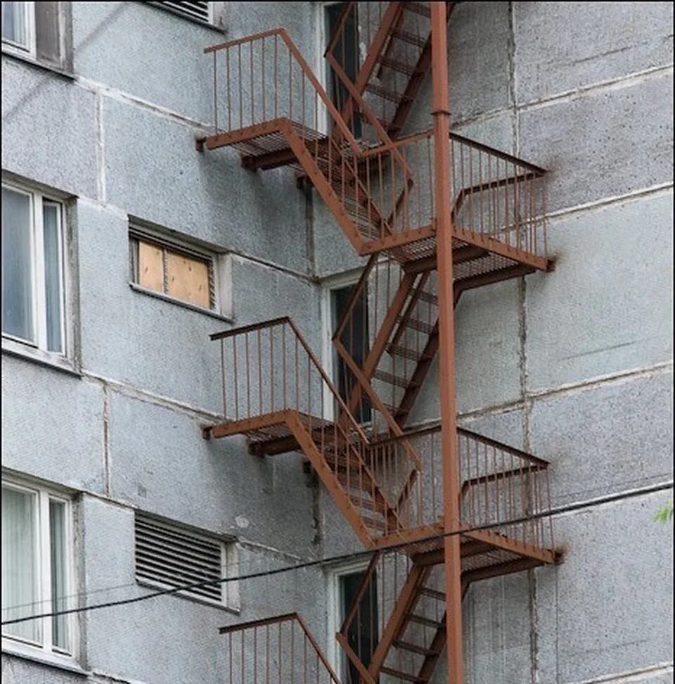 Балконы в общежитиях. Пожарные лестницы в МКД. Лестница пожарная металлическая. Пожарные лестницы в многоэтажных домах. Металлическая эвакуационная лестница.