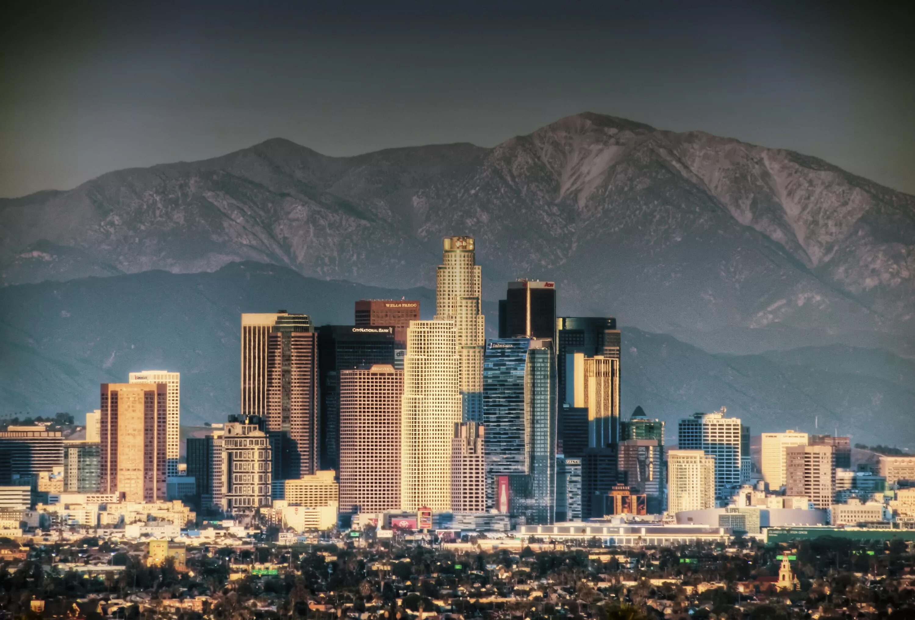 View height. View height. Человек на вершине горы. Вид на город с горы. Свобода.