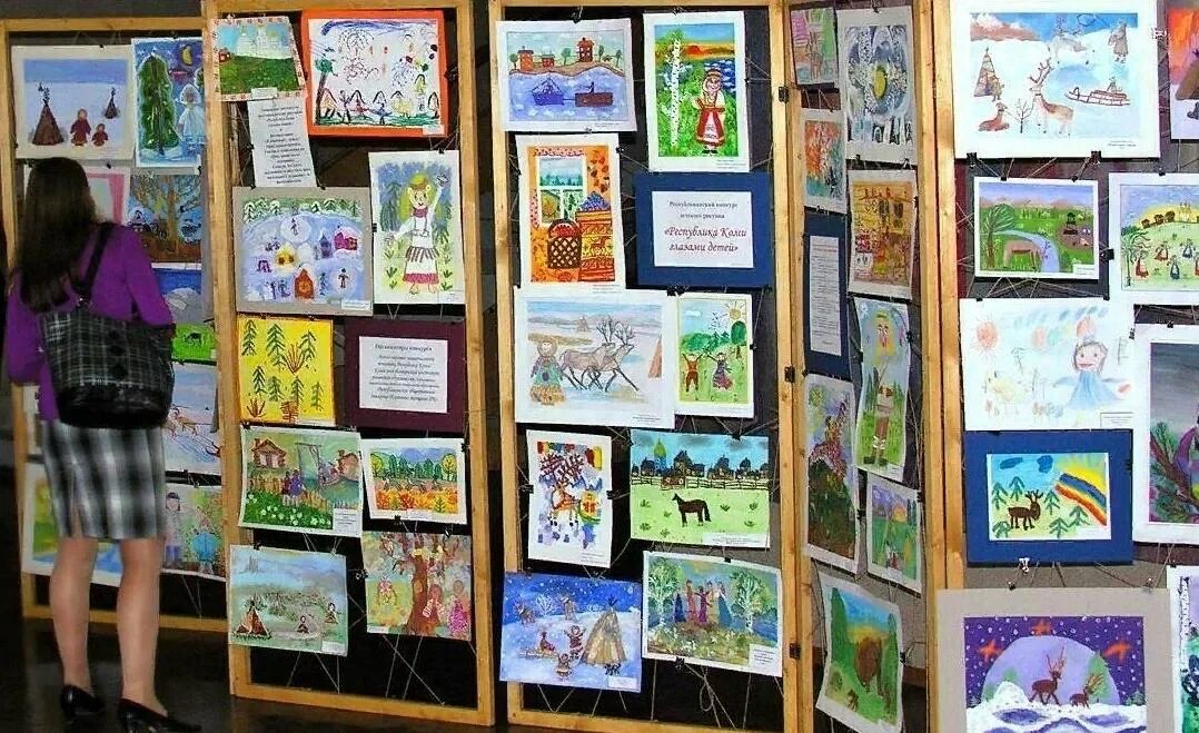 Экспозиции в детском саду. Оформление выставки художественных работ. Тематические библиотечные выставки. Название фотовыставки о природе. Выставка рисунков в детском саду.
