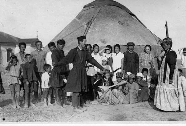 Синьцзян калмыки. Калмыки ойраты. Старинный калмыцкий костюм. Старый калмык. Калмыки старинные изображения.