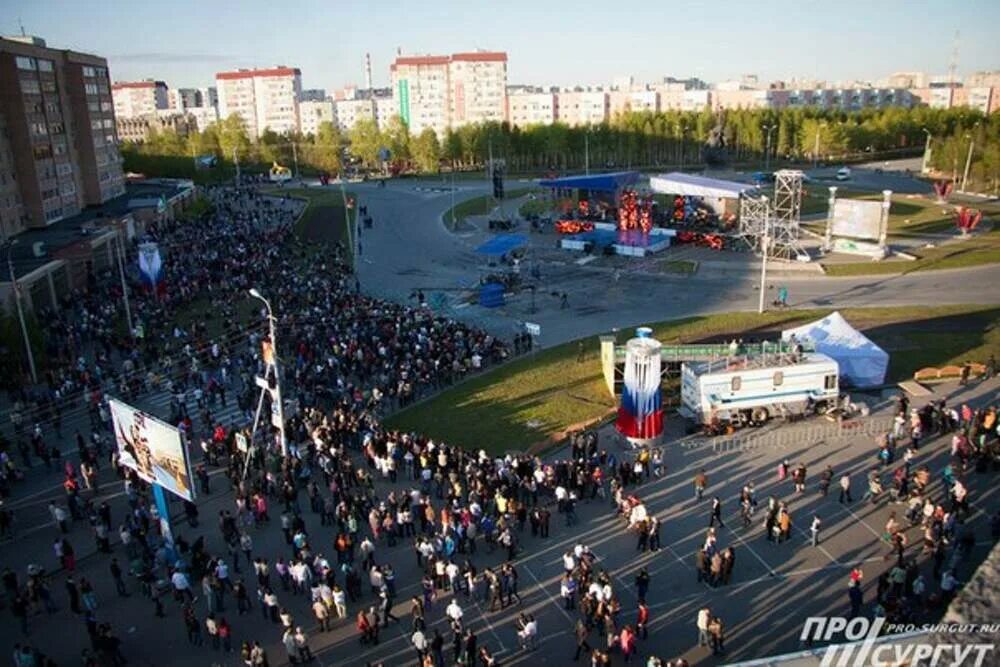 Сургут день недели. С днем города Сургут. День города Сургута 12 июня. С днем рождения город Сургут. Сургут 2000 год.