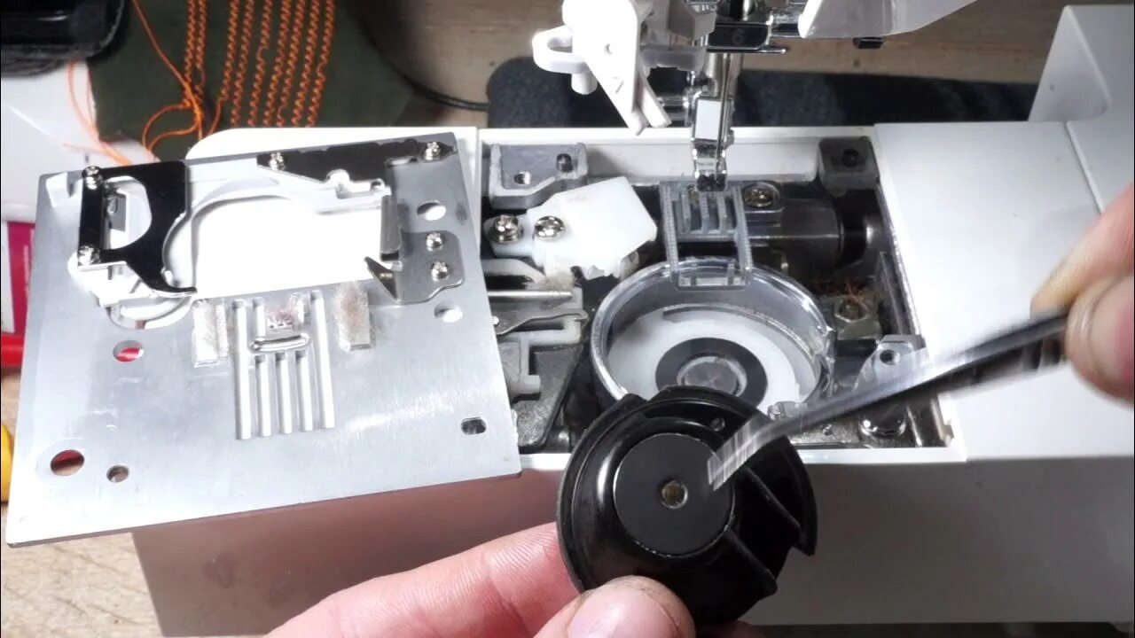 Привод челнока. Швейная машинка Juki f600. Швейная машинка Джуки горизонтальный челнок. Juki f600 челнок. Шестерня привода челнока Juki HZL e61.