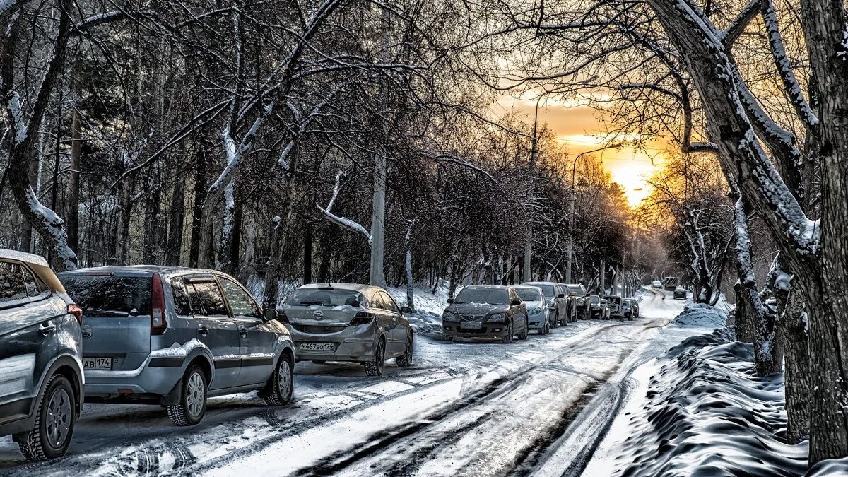 Зимой в городе было 36. Машина зимой в городе. Машины на зимней дороге в городе. Заснеженные машины в городе. Зимний город с машинами.