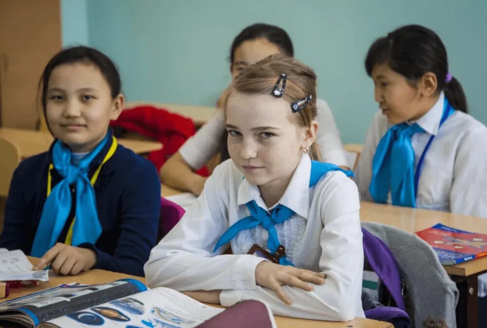 Сколько школ в казахстане. Школьники Казахстана. Школы в Казахстане. Дети казахи в школе. Казах школьник.