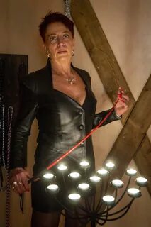 Domina Lady Britt in St. Valentin mit BDSM Fetisch Galerie.