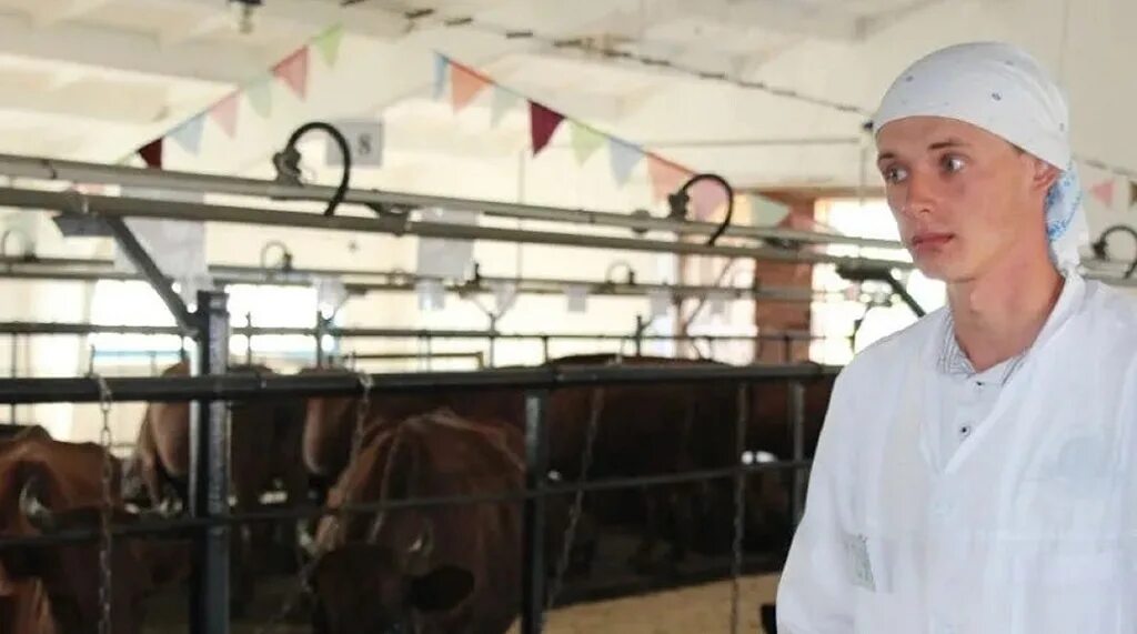 горный алтай скотоводство. фермы крс в алтайском крае. алтайский животновод. животноводство алтайского края. значок зоотехника.