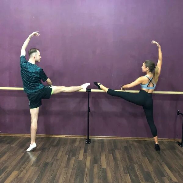 Alex ballet studio. Александра тимофеева балерина. Алекс балет студия. Ксения куприкова балет. Летняя фотосессия в студии балет.