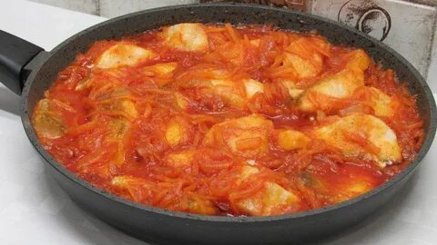 Рыба на сковороде с томатной пастой