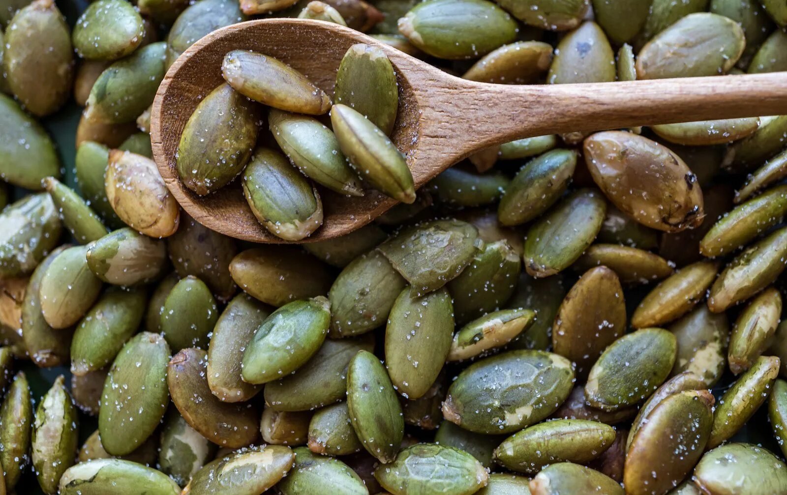 Семечки тыквы жареные. Сушка семян тыквы. Жареные семена тыквы. Обжаренные тыквенные семечки в духовке. Можно жарить тыквенные семечки.