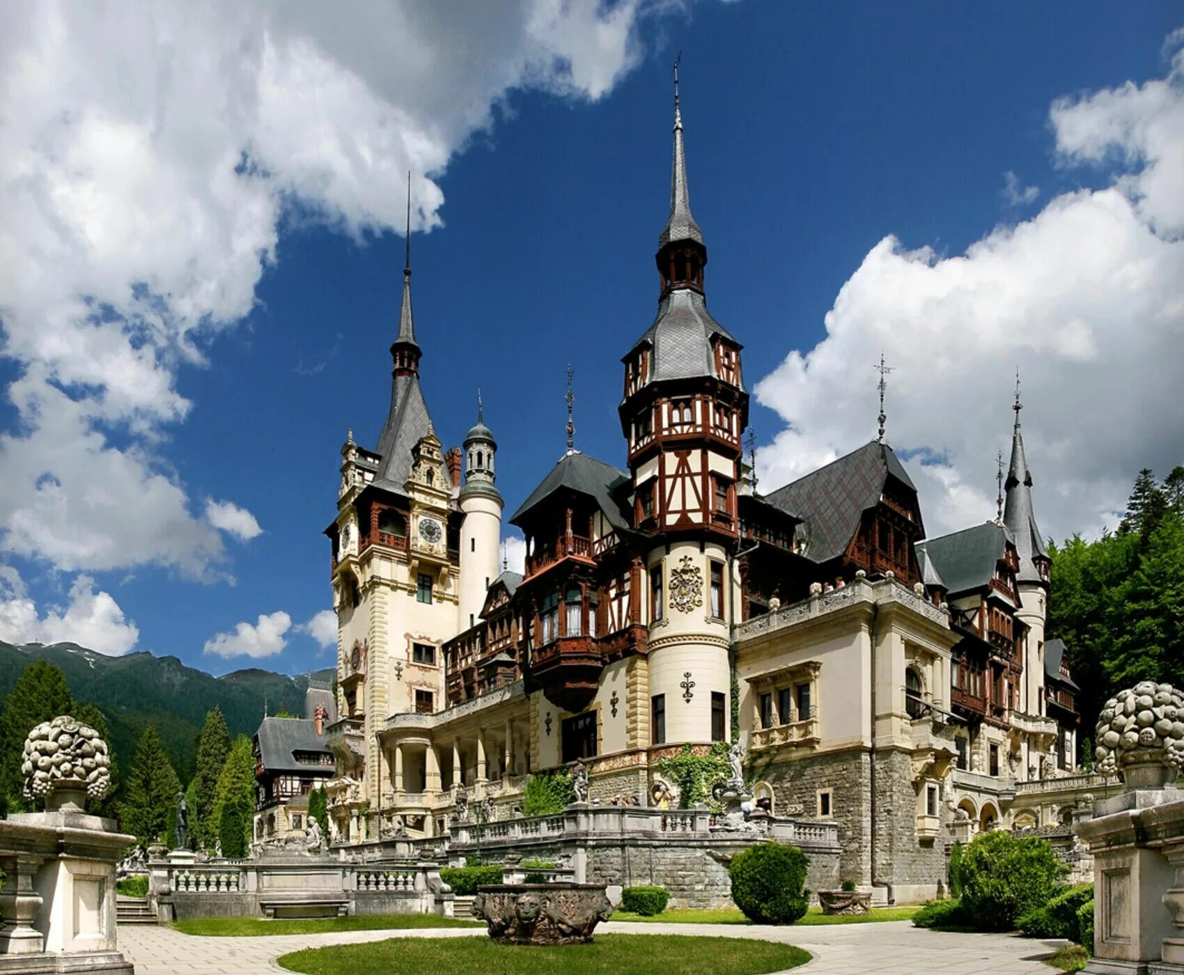 Замок Пелеш Румыния. Замок Пелеш, Синая, Румыния. Замок Пелеш Трансильвания. Замок Пелеш в Карпатах.