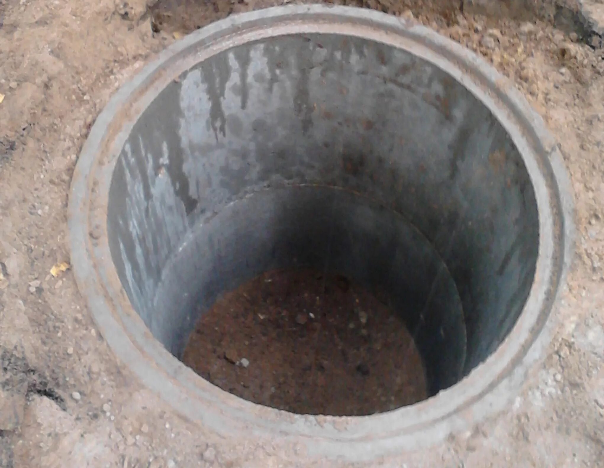Выгребная яма для дачи. Кессон для скважины ЖБИ кольца 2м. Дачный туалет с выгребной ямой. Дачный септик из бетонных колец. Туалет на бетонном кольце.