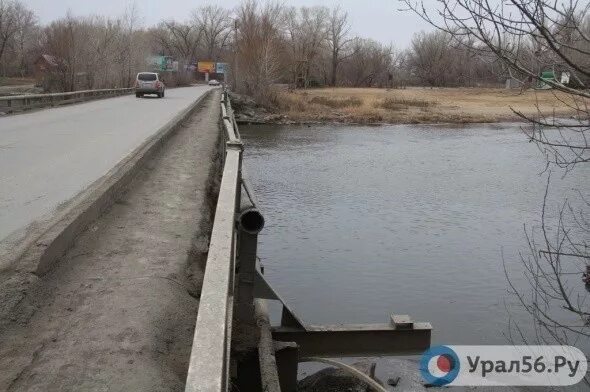 Паводок в акбулаке оренбургской области. Паводок в Илекском районе Оренбургской области. Орск Оренбургская область мост через реку Урал. Нижнеозерное Оренбургская область. Паводок в Орске.