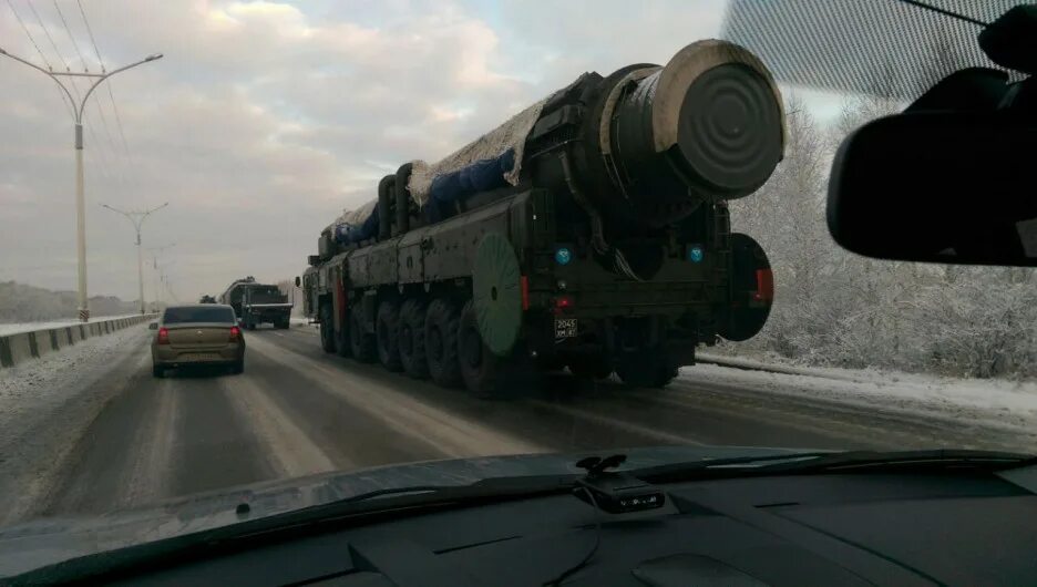 Будет ли закрыты дороги. Военная колонна Барнаул. Военные перекроют трассу Бийск Барнаул. Военные перекрыли дорогу. Военная колонна на трассе.
