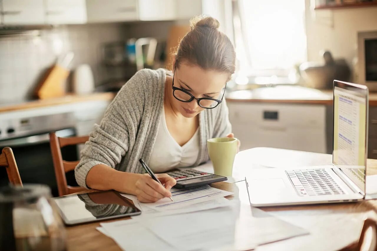 Работает и успевает учиться