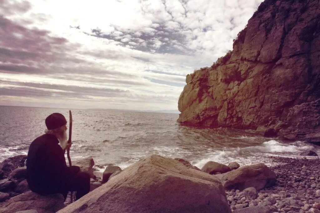 Путешествия размышления. Старик и море. Старец у моря. Одинокий монах. Старик на берегу моря.
