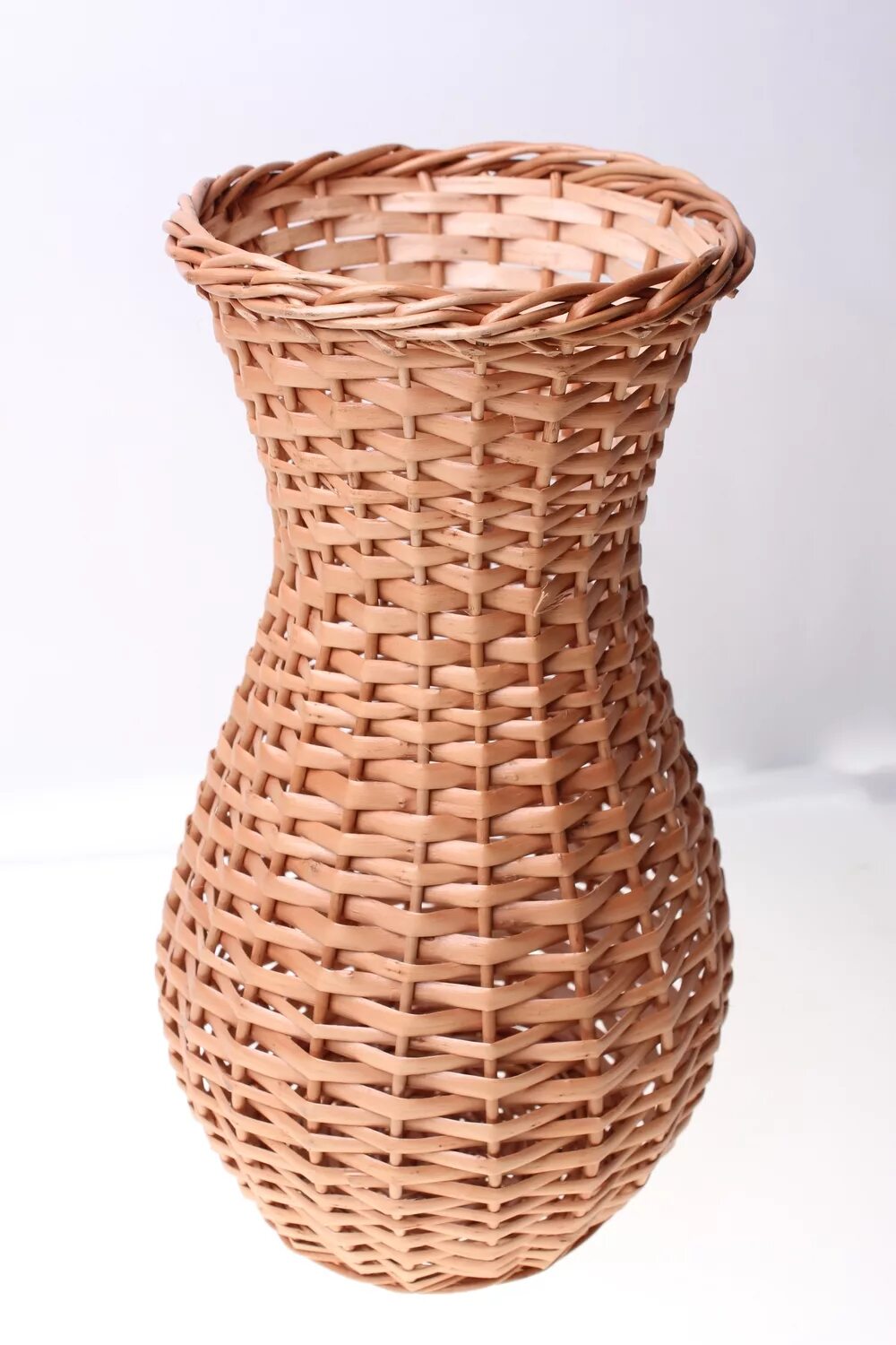Вазы из лозы. Плетеная ваза. Ваза кувшин из бумажной лозы декор. Плетеный кувшин. Ваза плетеная напольная.