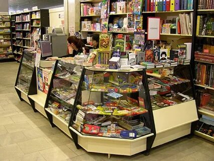 В книжном магазине продаются канцтовары