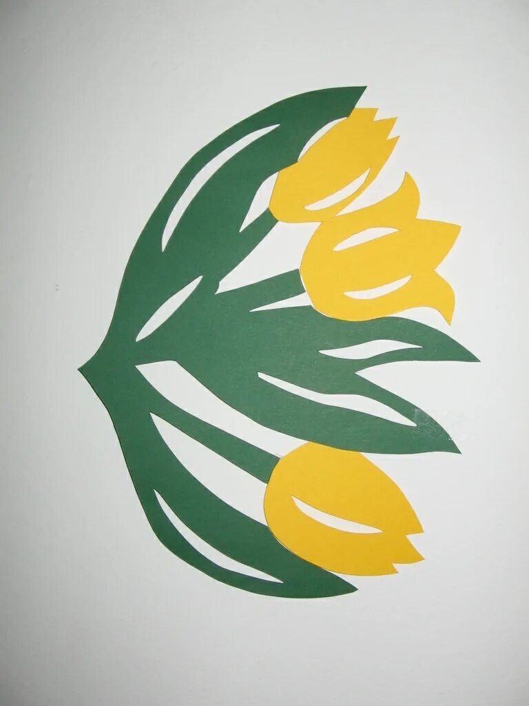 Украшение окон весенняя тематика. Тюльпаны для декора окон. Тюльпаны на окна в детском саду. Весеннее украшение окон в детском саду. Вытынанка цветы.