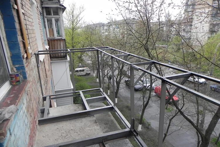 Вынос балкона по полу фото Остекление балконов с выносом в Санкт-Петербурге Окна на лоджию с выносом и подо