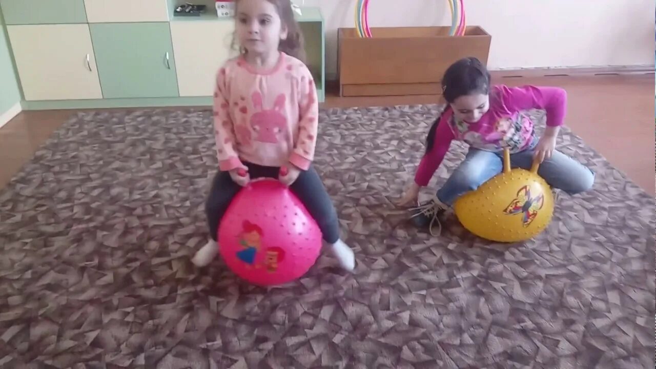 Игры с мячом видео. Прыгающий мяч. Девочки занимаются на мячиках. Самые крутые игры с мячом.