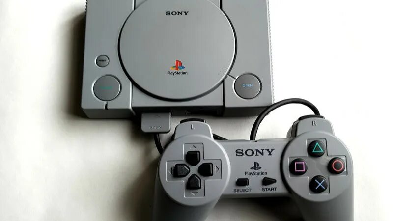 Playstation rom. Sony PLAYSTATION 1 Classic зад. Приставка сони плейстейшен Классик большая. PLAYSTATION Classic vs Nintendo Classic. Sony PS Classic Mini разветвитель.