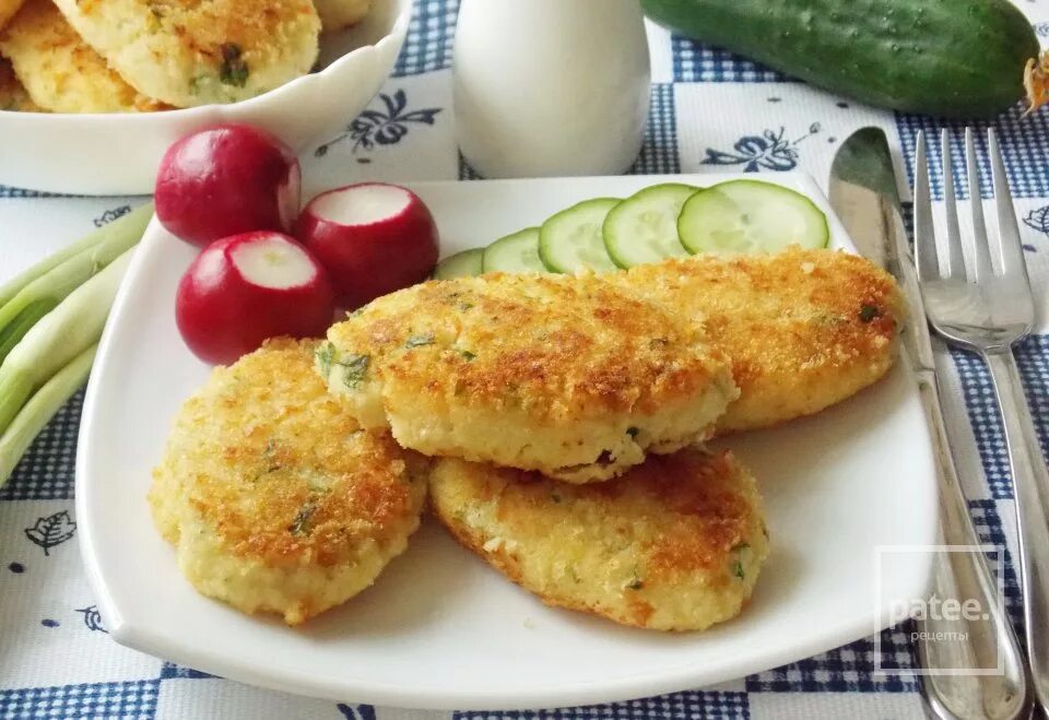 Лук в панировке жареный. Котлета куриная с картофельным пюре. Зразы рубленые. Гарнир к котлетам. Биточки рыбные с картофельным пюре.