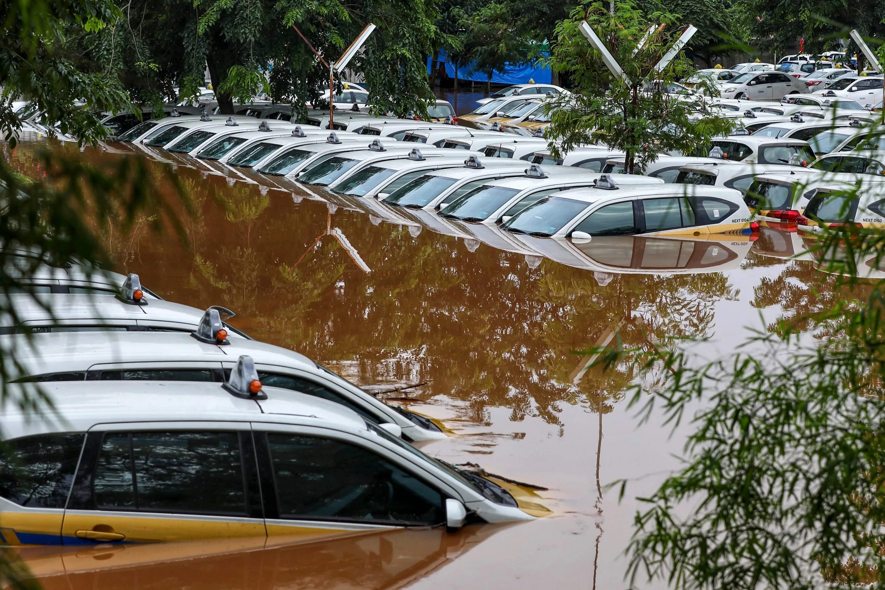 Flood natural disaster. Наводнение. Наводнение машины. Природные катастрофы наводнение. Потоп в мире.