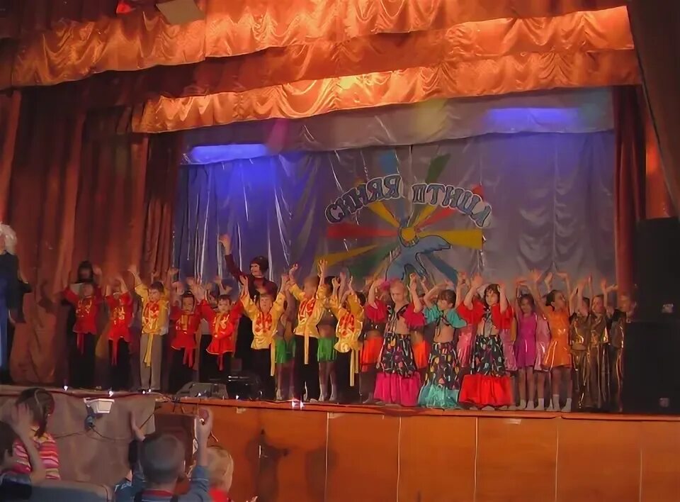 Ддт родник. Надпись родник. Углегорские новости школа ддт отчетный концерт. Эмблема родник. Дом детского творчества эмблема.