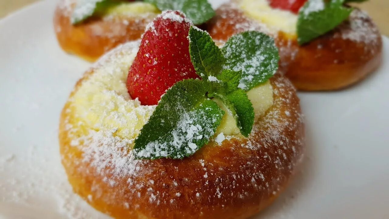 Ватрушки с творогом и клубникой. Ватрушка с творогом и клубникой. Булочка с творогом и клубникой. Ватрушки с брусникой. Булочка ватрушка с клубникой.