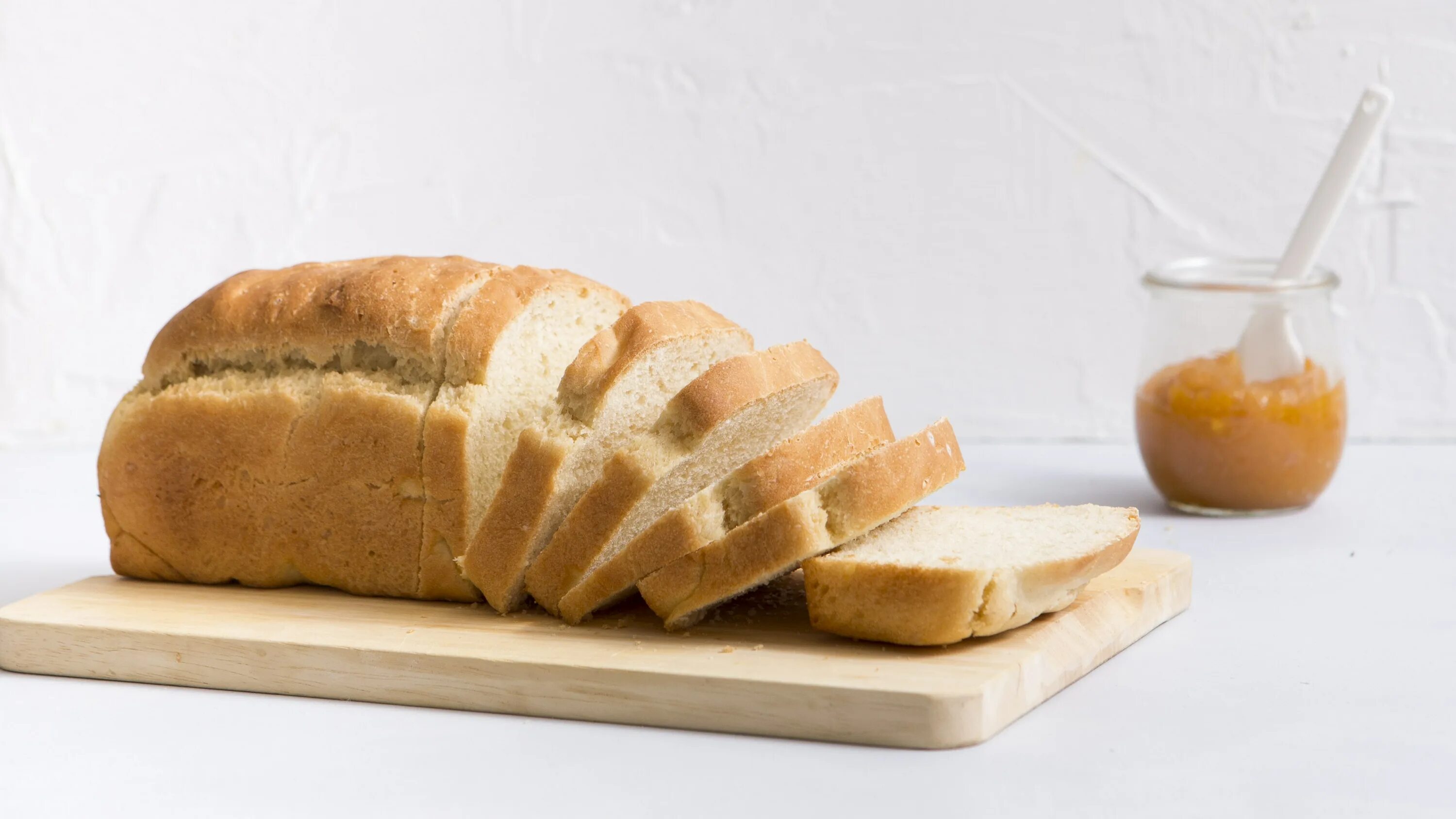 Кусок буханки хлеба. Белый хлеб. Нарезанный хлеб. Белый хлеб кирпичик. Порезанный белый хлеб.
