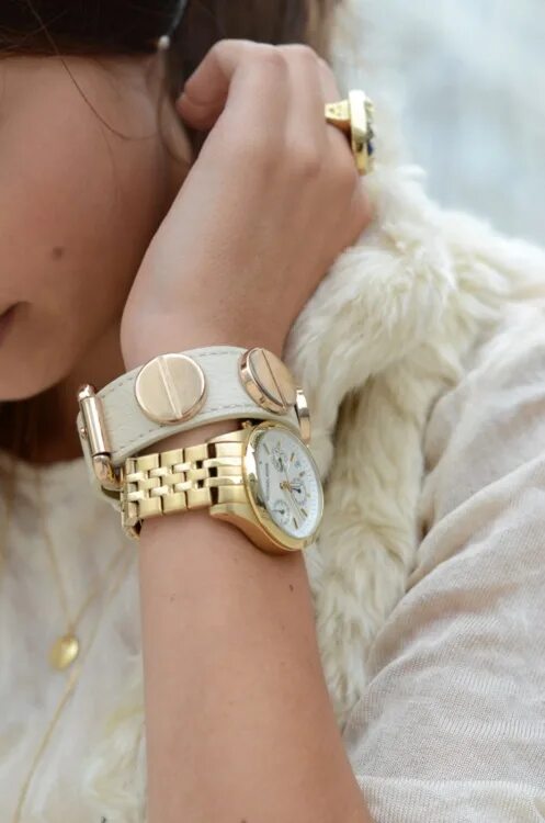Красивые девушки с часами. Часы на руку женские. Красивые женские часы на руку. Девушка с наручными часами. Часы и браслет на одной руке.