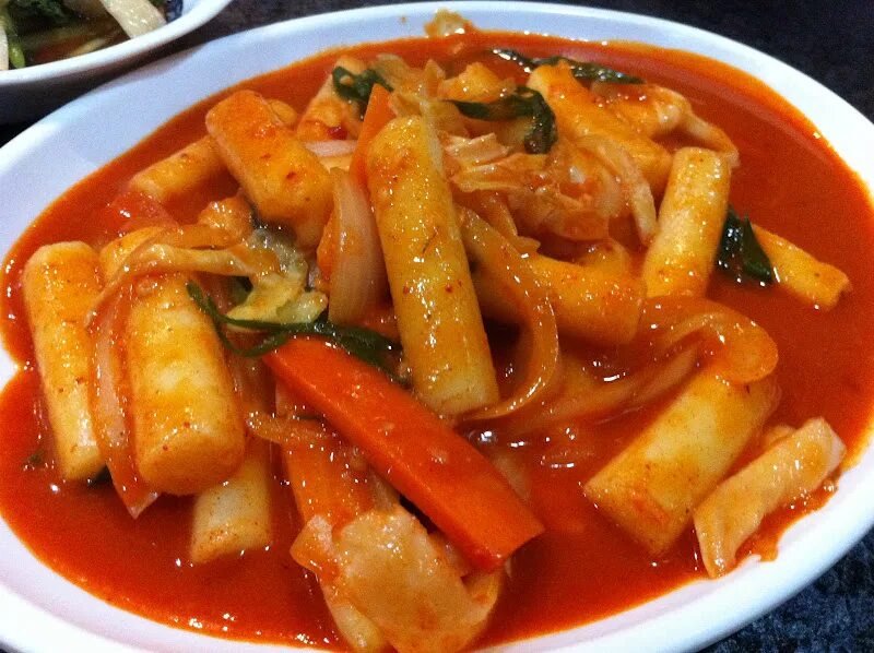 Токпокки кимчи. Корейская кухня токпокки. Южная корея токпокки. Чиз токпокки. Корейское блюдо токпокки.