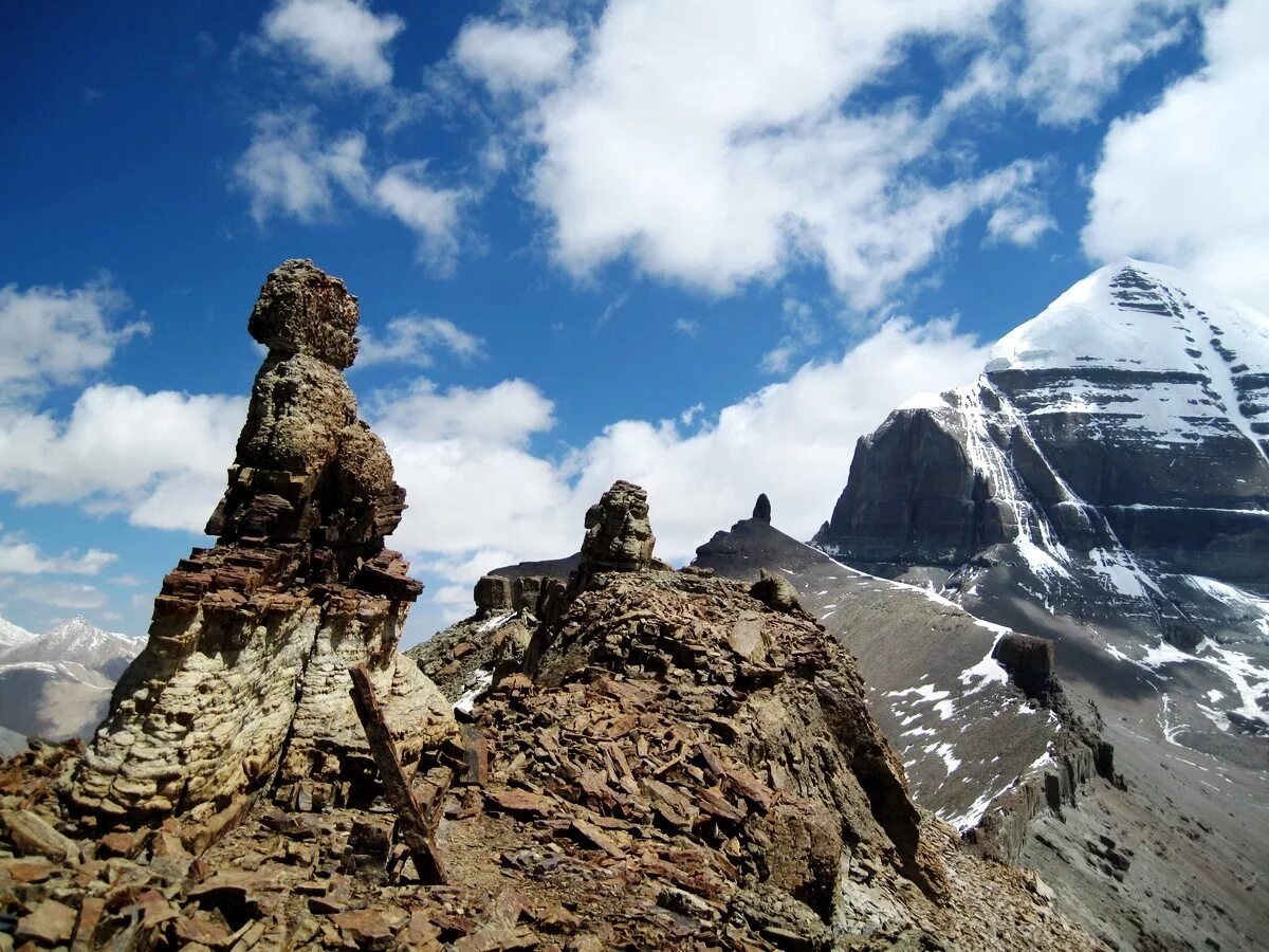 Проявить гора. Кайлас. Гора Кайлаш в Тибете. Вершина горы Кайлас. Кайлас пирамида.