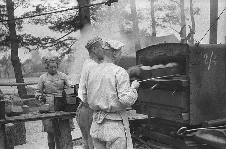 Михайлович во время войны. Полевая кухня РККА 1941. Полевая хлебопекарня ВОВ. Полевые хлебопекарни РККА. Полевой автохлебозавод ВОВ.