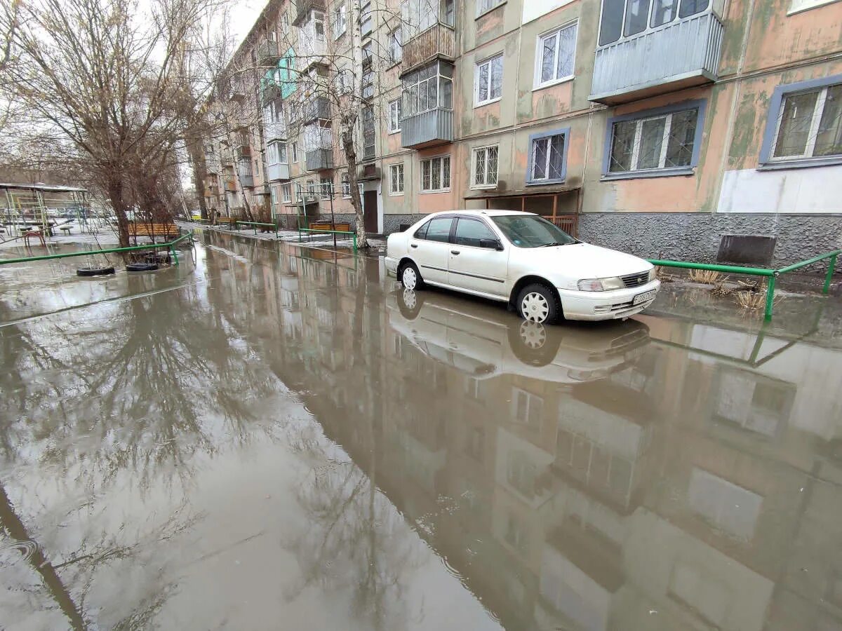 Погода каменогорск. Подтопление. Казахстан дворы. Усть Каменогорск улицы. Водяной поливальник двора.