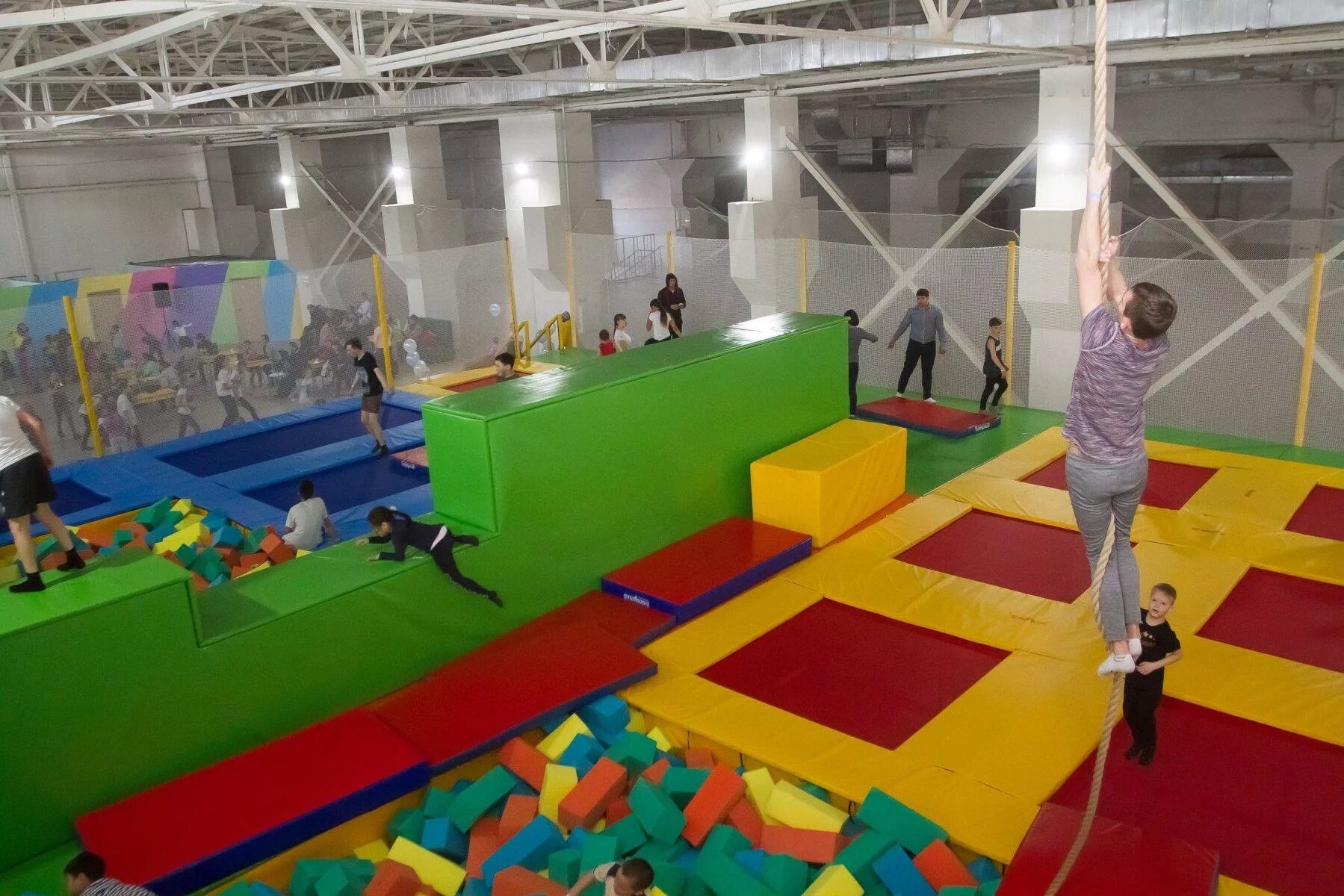 Куда сводить детей в улан удэ. Улан-удэ развлечения для детей кэпитал молл. Куда сводить детей в улан удэ. Куда сводить детей в улан удэ. Пионер улан-удэ игровая зона.