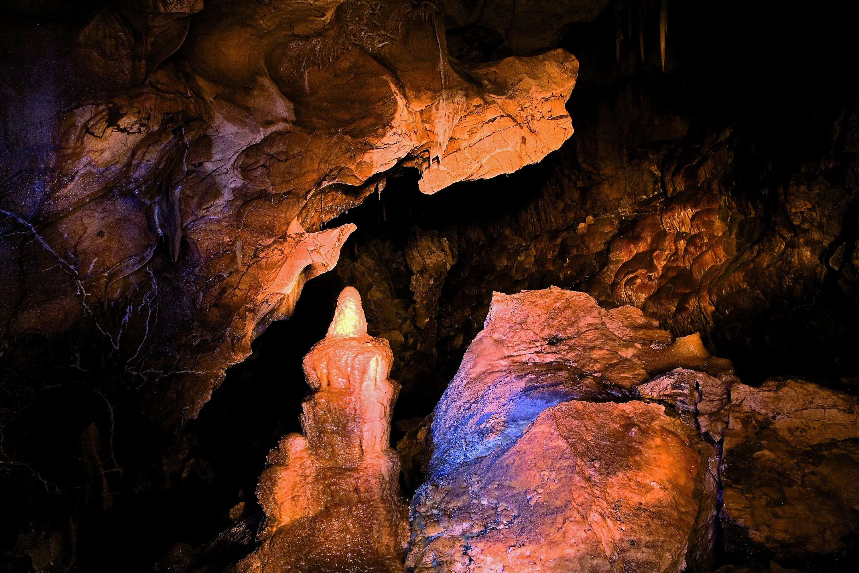 Украсить пещеру. Пещера Мозров. Мозрова пещера Армения. Пещера Арени в Армении. Мозров Армения пещера экскурсия.