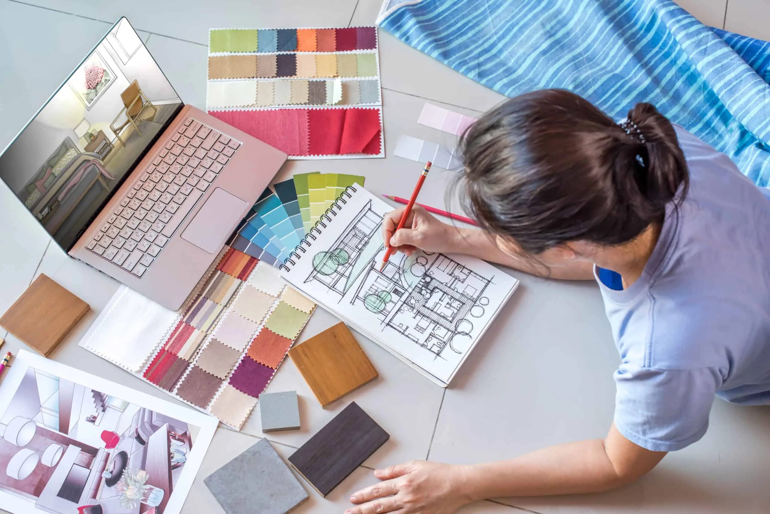 We are hiring graphic designer. Программист веб дизайнер. Успешный графический дизайнер. Девушка дизайнер. Креативный маркетинг.