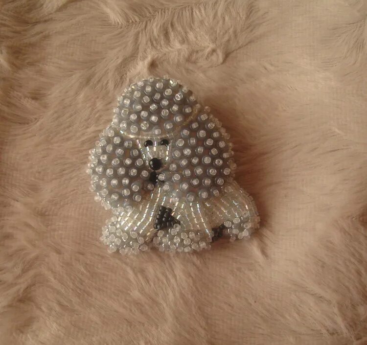 Брошка из бисера пудель. Амигуруми пудель из бисера. Брошь из бисера пудель. Пудель бисер. Брошь пудель бисер.