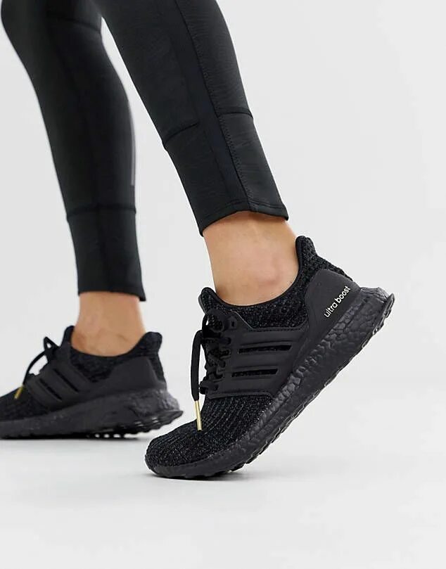 Adidas ULTRABOOST 20 женские черные. Кроссовки адидас черные с черной подошвой. Адидас кроссовки Running черные женские. Адидас черные с белой подошвой сетка.